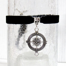 Load image into Gallery viewer, Compass Velvet Choker